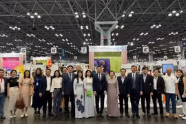 Ambassador Dang Hoang Giang, Permanent Representative of Vietnam to the United Nations (eighth from left), and Vietnamese enterprises at the fair in New York (Photo: TTDN)