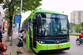 A Vinbus bus in Vinhomes Smart City urban area (Photo: VNA)