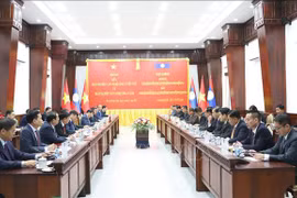 At the talks between Minister of Public Security Sen. Lieut. Gen. Luong Tam Quang and Lao Deputy Prime Minister and Minister of Public Security Gen. Vilay Lakhamphong in Vientiane on July 11. (Photo: VNA)