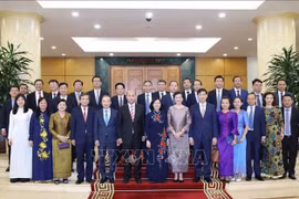 Head of the Communist Party of Vietnam (CPV) Central Committee's Commission for Mass Mobilisation Bui Thi Minh Hoai (seventh from left, front row) and the delegation of the Mass Movement Commission of the Cambodian People’s Party (CPP) Central Committee take a group photo (Photo: VNA)