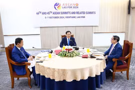 Vietnamese Prime Minister Pham Minh Chinh (R) has a working breakfast with his Lao and Cambodian counterparts, Sonexay Siphandone (C) and Samdech Thipadei Hun Manet (L) (Photo: VNA)