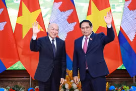 Prime Minister Pham Minh Chinh (R) meets with visiting Cambodian King Norodom Sihamoni in Hanoi. (Photo: VNA)