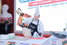HCMC University of Technology and Education students compete in cooking contest with US chicken