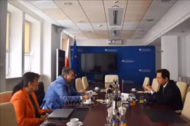 Ambassador Ha Hoang Hai (R) in a meeting with representatives of the Polish Ministry of Family, Labour, and Social Policy (Photo: VNA)