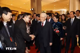 General Secretary and President Nguyen Phu Trong and his wife meet overseas Vietnamese returned home to celebrate Tet and attend the 2019 Homeland Spring programme in 2019 (Photo: VNA)