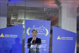 Vietnamese Ambassador to the US Nguyen Quoc Dung speaks at the gala. (Photo: VNA)
