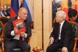 Party General Secretary Nguyen Phu Trong (R) receives Chairman of the Communist Party of the Russia Gennady Ziuganov in Moscow on September 8, 2018. (Photo: VNA)