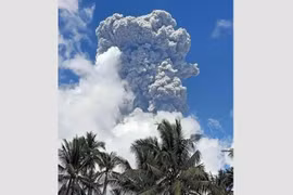 The eruption also expells sand, carried westward by the wind. (Photo: Bernama)