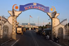 The welcome sign to Malaysia is seen from the Thai-Malaysian bridge on the Thai side in Sungai Kolok district of Narathiwat (Photo: bangkokpost)