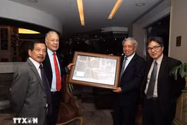 Former General Director of VNA Tran Mai Huong ((second, right) presents a souvenir to General Secretary of the PT Alberto Anaya Gutiérrez. (Photo: VNA)