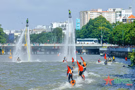 Water sports activities bring a bustling atmosphere to the festival (Photo: qdnd.vn)