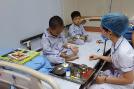 Children carrying Thalassemia get treatment at the Institute of Hematology and Blood Transfusion (Photo: VietnamPlus)
