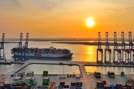 Vietnam receives world’s biggest container ship