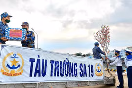 Tet gifts to be delivered to soldiers on DK1 platforms, Con Dao island