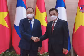 President Nguyen Xuan Phuc meets with Lao NA Chairman