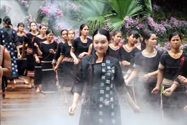 Fashion show highlights Central Highlands’ brocade
