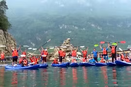 Kayak races on Da River - A tourism boost for Hoa Binh
