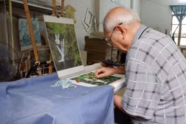 Hanoi's veteran artisan helps promote embroidery craft 