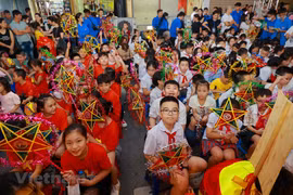 Streets in Hanoi Old Quarter full of people joining Mid-Autumn Festival 