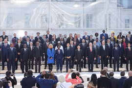 Party General Secretary and State President To Lam, French President Emmanuel Macron, heads of Francophone member delegations pose for a group photo (Photo: VNA)