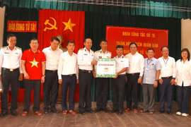 Gifts presented to soldiers in Truong Sa district (Photo: VNA)