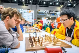 Vietnamese Grandmaster Le Quang Liem (right) competes in a recent world event. (Photo toquoc.vn)