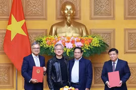 PM Pham Minh Chinh (second from right) and NVIDIA President and CEO Jensen Huang (third from right) witness the signing ceremony of the agreement between the Vietnamese Government and the US giant tech. (Photo: VNA)
