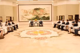 At the working session between Politburo member, Secretary of the Party Central Committee and head of the committee’s Commission for Information and Education Nguyen Trong Nghia and Politburo member and Secretary of the Party Committee of China’s Guangdong province Huang Kunming (Photo: VNA)