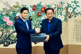 Standing Deputy Secretary of the provincial Party Committee Vu Manh Ha (L) and the governor of Mungyeong city (Photo: dangcongsan.vn)