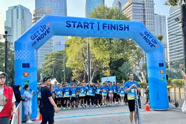 Around 500 people join in a five-kilometre run or walk and several “green action” events to kick off the week. (Photo: VNA)