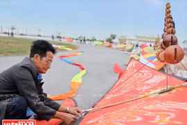 Hanoians enjoy flying kites in Hanoi
