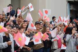 Crowds welcome Japanese Emperor, Empress at Temple of Literature 
