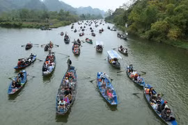 Huong Pagoda festival attracts crowds