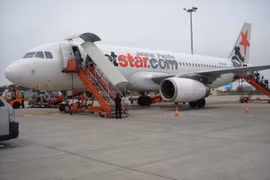 Noi Bai airport asks airlines to reduce delays