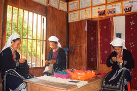 Ethnic women preserve brocade weaving