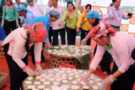 ‘Banh day’ making contest in Lai Chau province