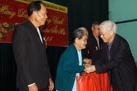 Ministry plans Tet gifts for revolution contributors 