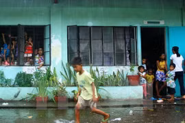 Philippines: Typhoon Melor kills three, affects millions