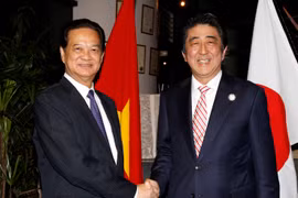 Vietnam, Japan PMs discuss cooperation ahead of ASEAN Summit