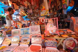 Chinese toys are sold at the Pasar Raya in Padang, West Sumatra (Photo: ANTARA)
