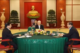 General Secretary Nguyen Phu Trong (C), President of the Cambodian People's Party Hun Sen and Laos' Party General Secretary and President Thongloun Sisoulith at the Vietnam-Cambodia-Laos Summit in Hanoi, on September 26, 2021 (Photo: VNA)