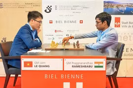 Grandmaster Le Quang Liem (L) trounces Indian player Rameshbabu Praggnanandhaa after 65 moves (Photo: Biel Chess Festival)