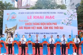 Delegates cut the ribbon to open the exhibition (Photo: VNA)