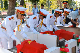 Memorial service held for martyrs’ remains (Photo: VNA)