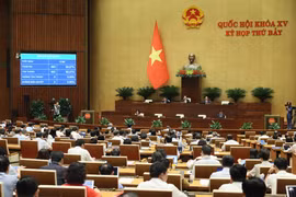 Lawmakers cast votes on the law amending and supplementing a number of articles of the Law on Asset Auctions. (Photo: VNA)
