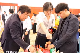 A RoK business introduces it products at the exhibition (Photo: VNA)