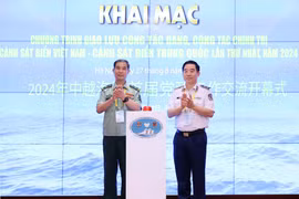 Lieutenant General Bui Quoc Oai, Political Commissar of the VCG (R), and Major General Liu Houjie, Deputy Political Commissar of the CCG, at the opening ceremony of the exchange programme. (Photo: VNA)