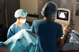 Dr. Ho Ngoc Anh Vu (left), 34, head of HCM City-based My Duc Hospital’s Fertility Support Department, performs a surgery on a patient. (Photo courtesy of My Duc Hospital)