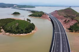 Expressway opens up new development space for Red River Delta