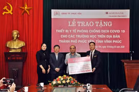 COVID-19: Body temperature equipment granted to Vinh Phuc 